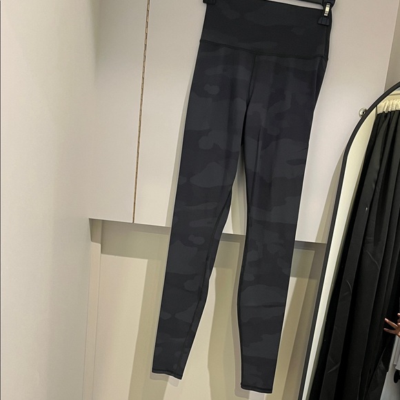 ALO Yoga Pants - ALO Yoga Black Camo Leggings